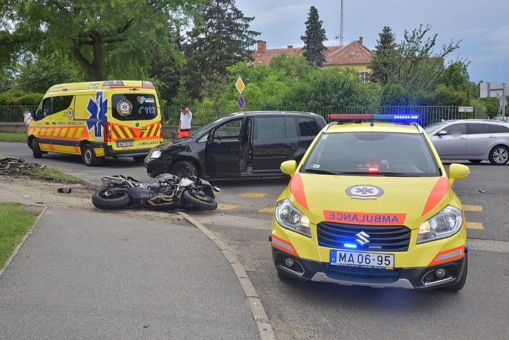 Kanyarodó autóval ütközött az előzésben lévő motoros a Markusovszky kórháznál 