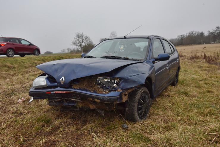 Renault sodrdott szntfldre, hrman megsrltek Felscsatr kzelben 