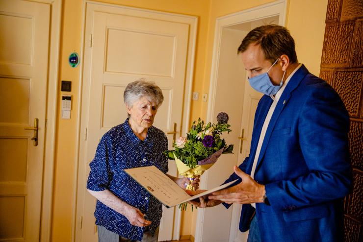 A 90 éves Mária nénit köszöntötte dr. László Győző