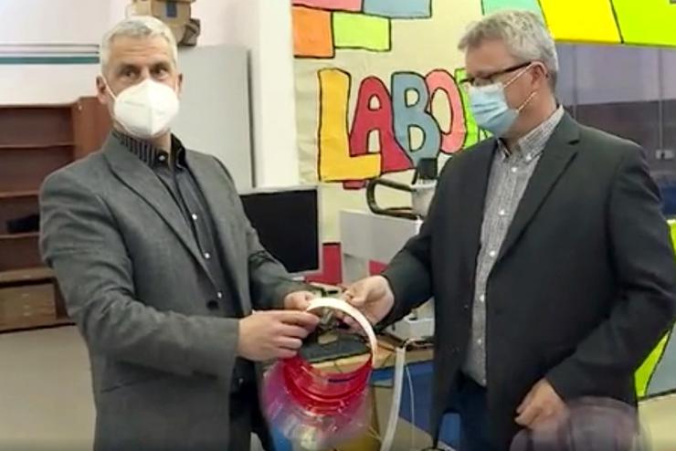 A szakképzési centrum saját gyártású arcvédő pajzsait kapták a kórház dolgozói