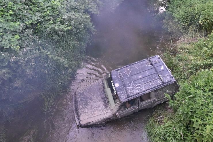 Patakmederben ragadt egy Jeep Balogunyomnál 