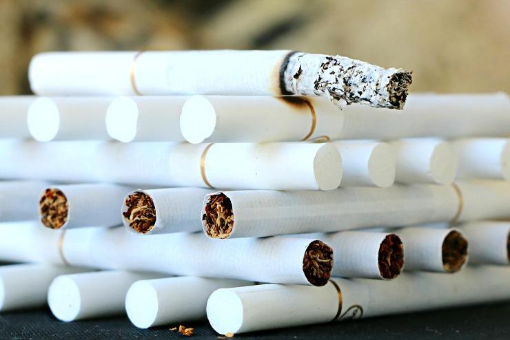 NAV: több mint kétmillió forintnyi adózatlan cigarettát találtak egy buszban Csörnyeföldnél