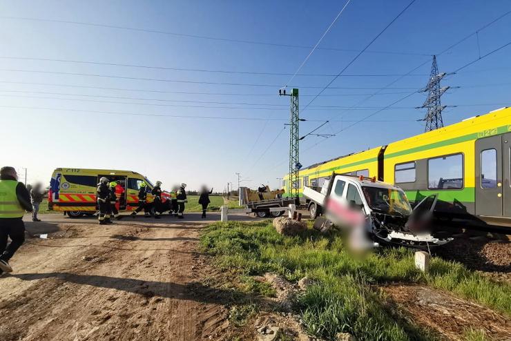 Teherautót sodort el a vonat Szombathelynél, ittas lehetett a sofőr 