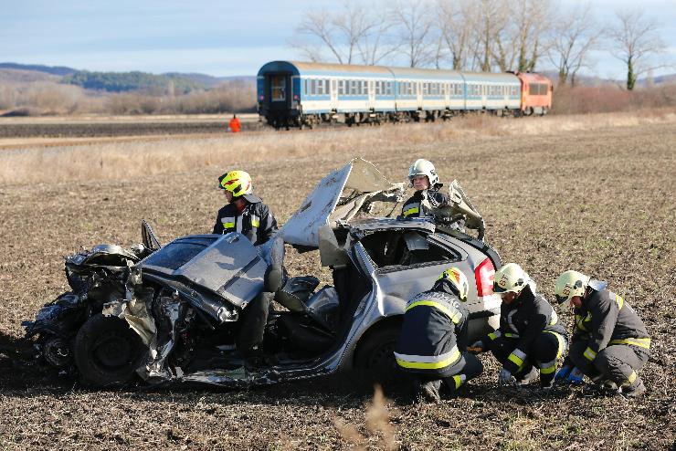 Négyen meghaltak egy vonat és személygépkocsi ütközésében Tapolcánál