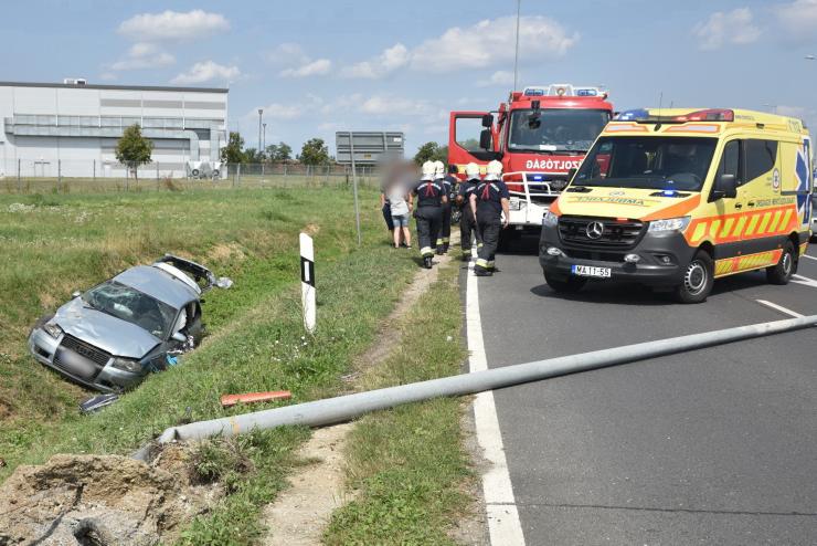 Elaludt a szerb sofr, Audi dnttt lmpaoszlopot a 86-oson