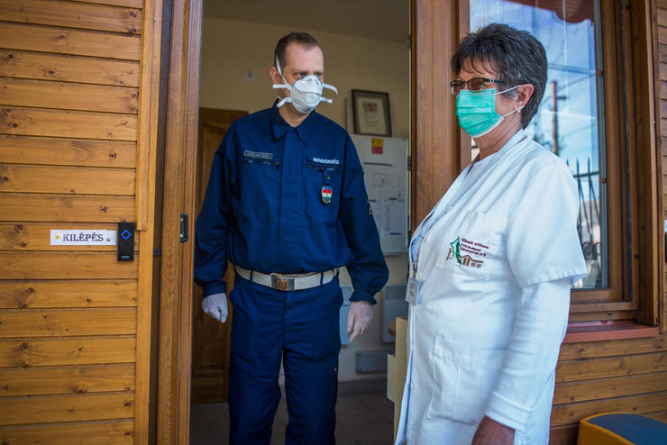 Operatív törzs: több mint hetven kórházba, szervezethez szállítottak védőeszközöket