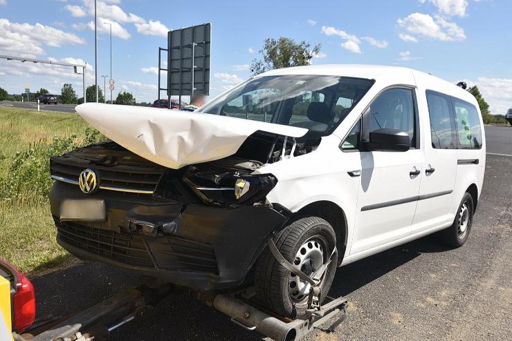 Volkswagen hajtott Renault autszllt el Srvr hatrban 