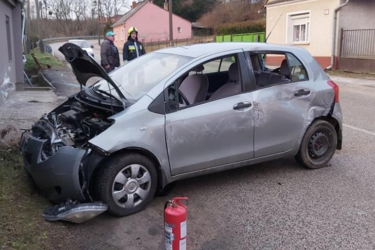 Házfalnak csapódott egy autó Vasváron 