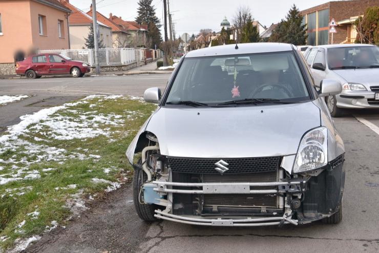 Peugeotnak perdtett egy Renault-t a figyelmetlen sofr Suzukija Szombathelyen 
