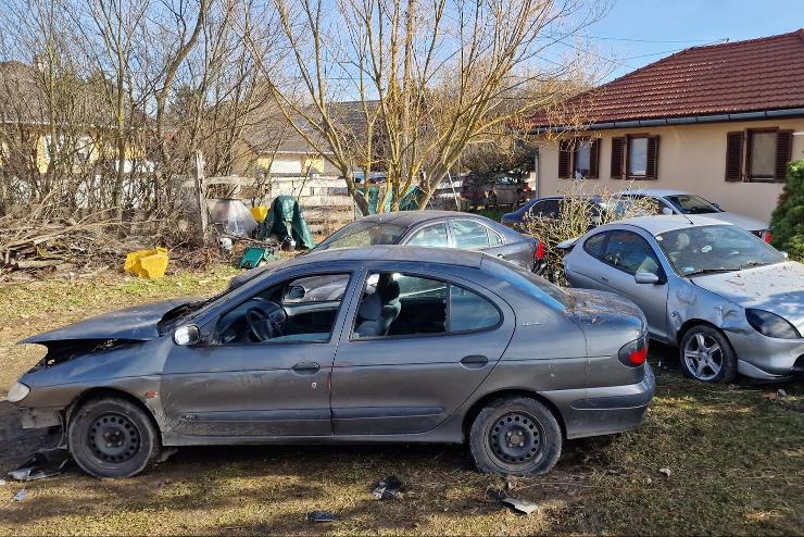 Öt autót rongált meg egy kertbe becsapódó Renault Táplánszentkereszten 