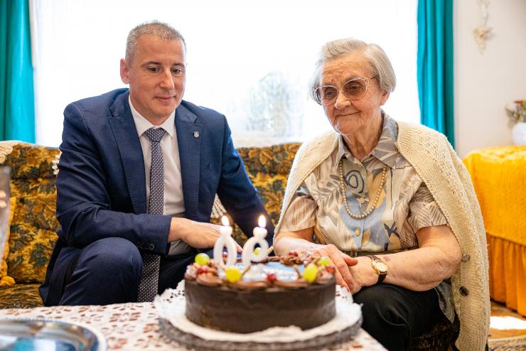 Panni és Mária nénit is köszöntötte 90. születésnapján a polgármester