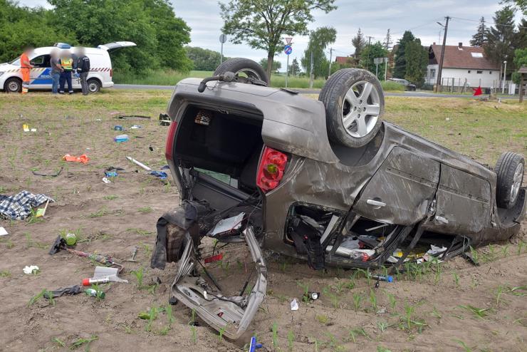 Vizsgálják, ki vezette az autót a rábasömjéni balesetnél, melyben életveszélyesen megsérült a Peugeotból kirepülő nő