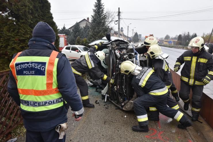 Traktorkerkrl pattant vissza egy Peugeot Krmenden – ketten megsrltek 