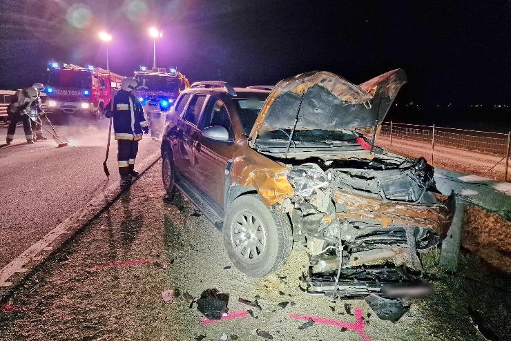 Súlyos baleset az M86-os úton: lassan haladó Suzukiba csapódott egy Dacia 