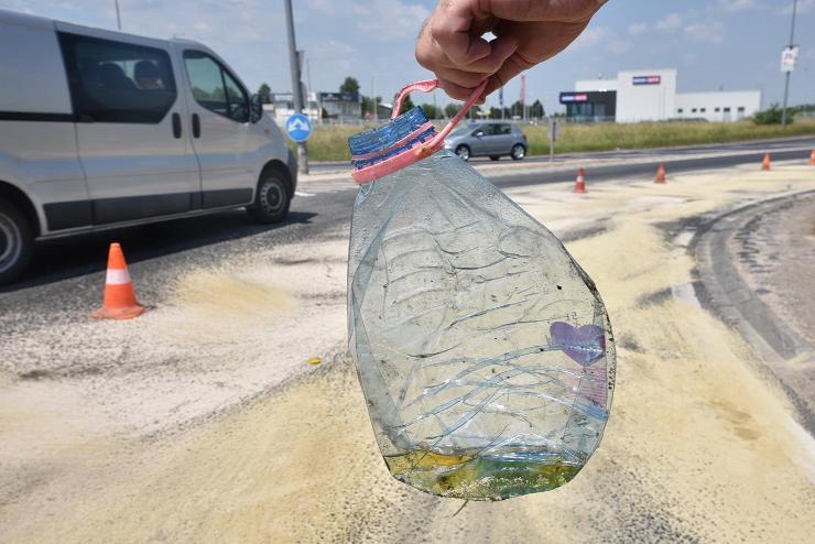 Öt liter használt sütőolaj okozott galibát az M86-os autóút bevezetőjén 