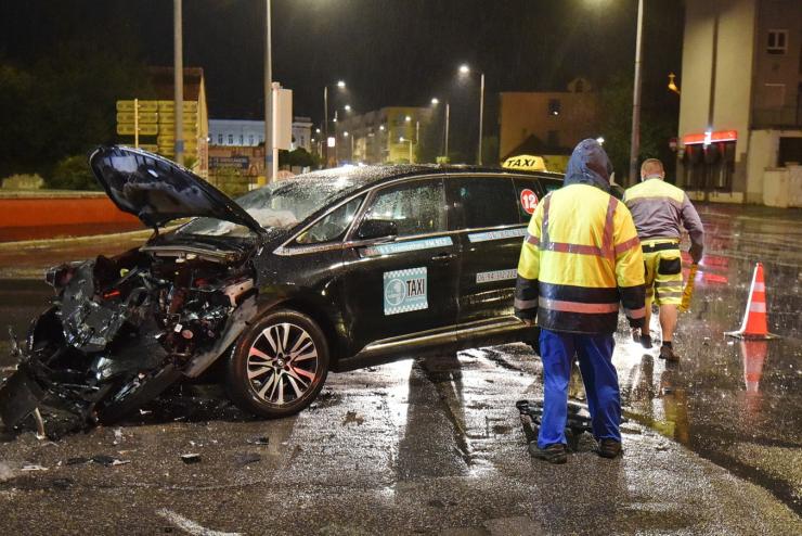 Taxi el kanyarodott egy Opel, ketten megsrltek 