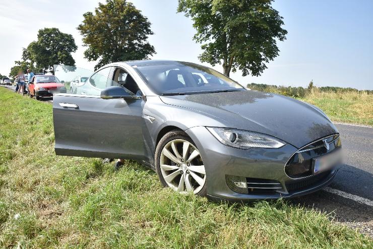 Tesla oldalnak koccant egy elzsbe kezd Suzuki Zsdeny kzelben, a 84-es fton 