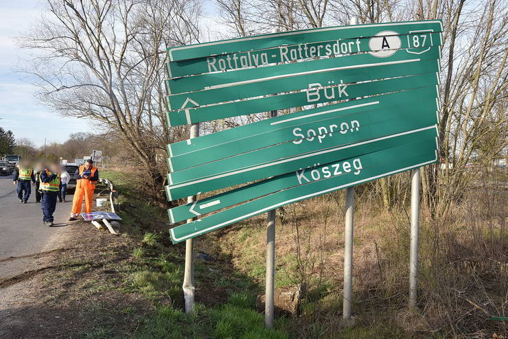 Jelzőtáblákat döntött ki egy autós Kőszegnél, felborult egy kocsi Szombathely határában