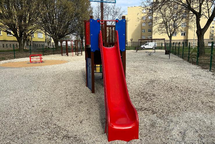 Játszóteret és parkot újítottak fel a Joskar-Ola lakótelepen