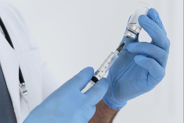 Új oltási program indul: 800 ezer adag Moderna vakcinát vett a kormány