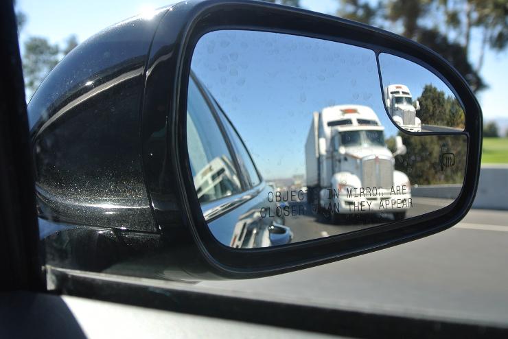 Összetörte a tükröt, majd elhajtott egy kamionos: 9 hónapra vehetik el a jogsiját