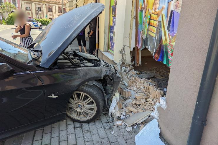 Falhoz nyomott egy turistát egy kisodródó BMW Kőszegen 