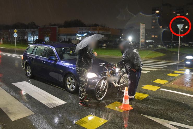 Kerékpáros tekert BMW elé Szombathelyen, nem vette észre az esőben érkező autót 