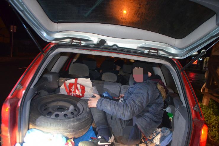 Egy embercsempészt és öt szír migránst találtak Körmenden