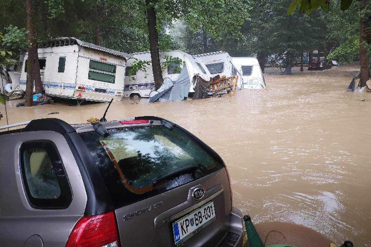 Özönvíz Szlovéniában: járhatatlanok az utak, több város is víz alá került