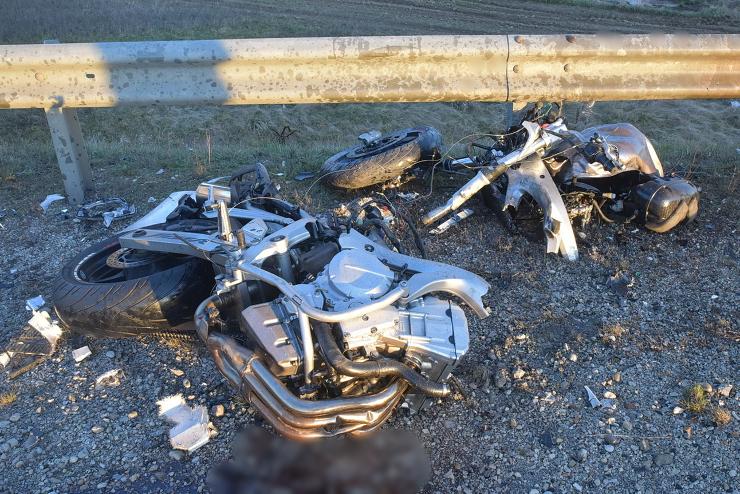Két Yamaha motort tartolt le a Mercedes kamion – meghalt az egyik motoros Nádasdnál