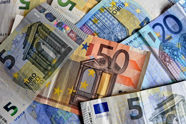 Vegyes forintmozgás reggel: 413,26 forint egy euró