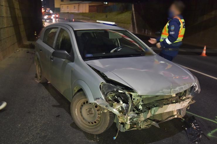 Az aluljáró falának csapódott egy Opel Szombathelyen 