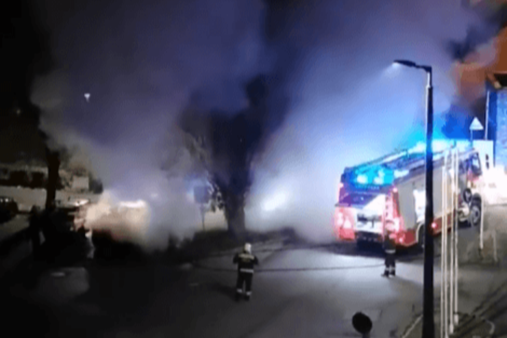 Felgyújthattak két autót Sárváron, hajnalban csaptak fel a lángok 