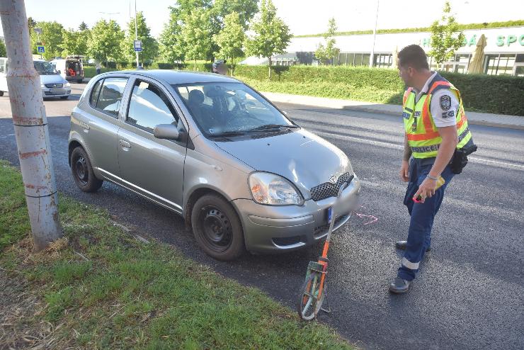 Kt dikot ttt el a kijellt gyalogtkelhelyen egy Toyota Szombathelyen 