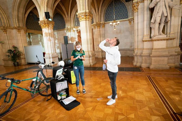 Biciklis futárok viszik házhoz a koronavírus-teszteket Bécsben
