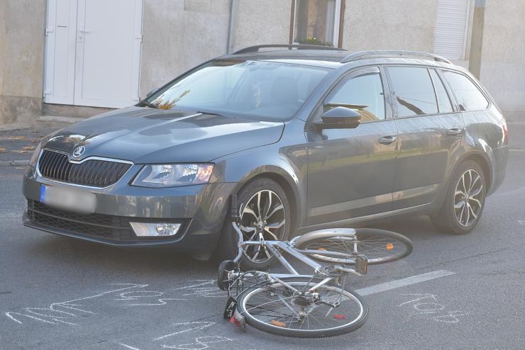 Úttestre kerékpározó diáklányt ütött el egy Seat Szombathelyen 