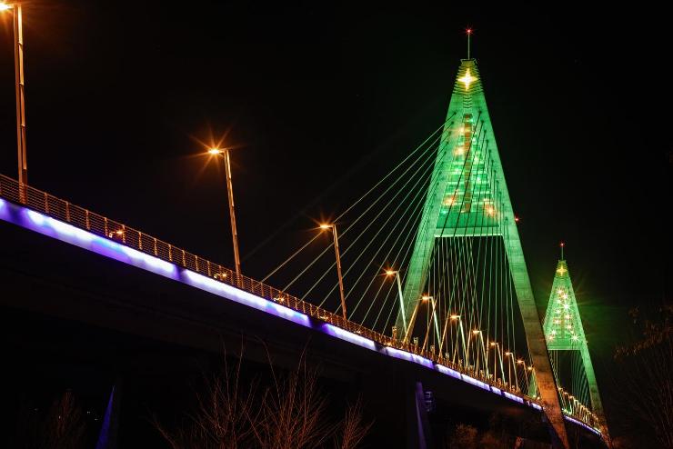 Így lettek fenyőfákból karácsonyfák a Megyeri híd pilonjai 