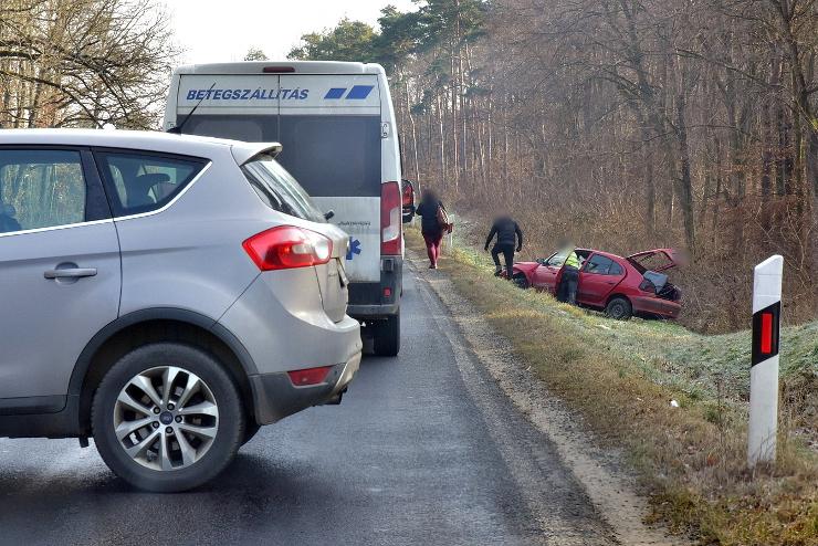 Felborult egy Renault Sorokpolánynál, három ember került kórházba 