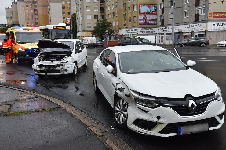 Intettek a Renault vezetjnek, hogy mehet – behajtott egy rkez Citroen el 
