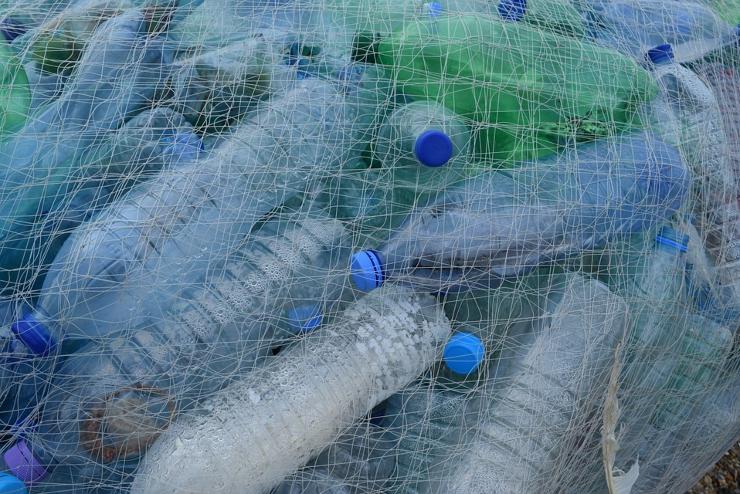 Tovább szigorodik az egyszer használatos műanyagtermékekre vonatkozó szabályozás