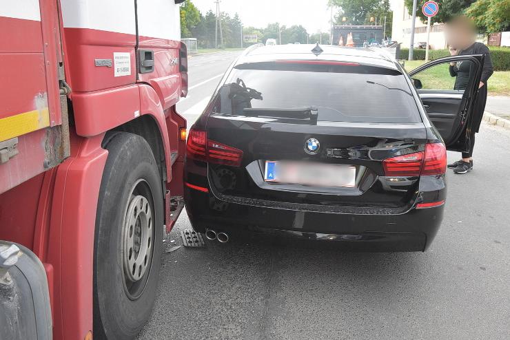 Teherautó elé hajtott egy BMW, majd a sofőr közölte, hogy az autója állt, amikor nekiütköztek 