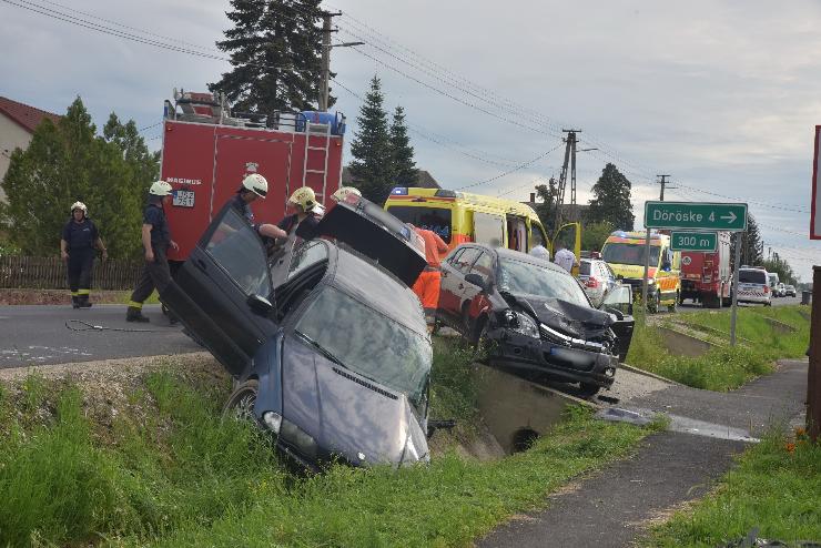 Két gyermek is megsérült, BMW hajtott Opel elé a 8-as főúton 