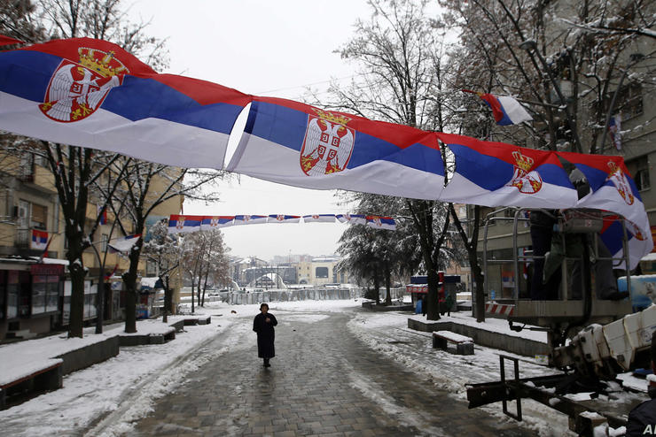 Politikusok estek egymsnak a szerbiai parlament eltt