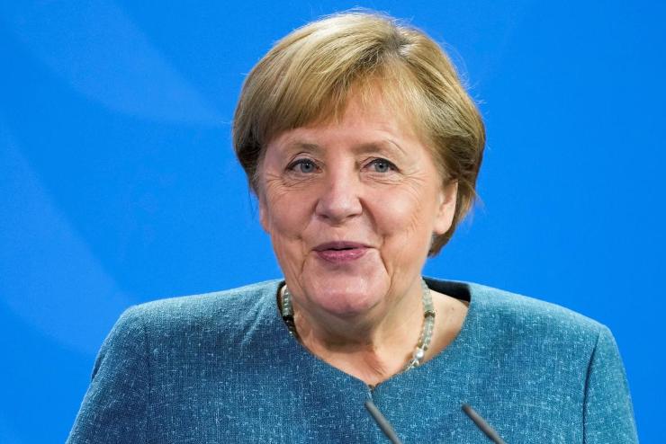 Tapssal búcsúztatták Angela Merkelt