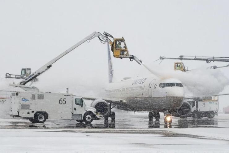 Amerikában éppen kétezer járatot kellett törölni a havazás miatt