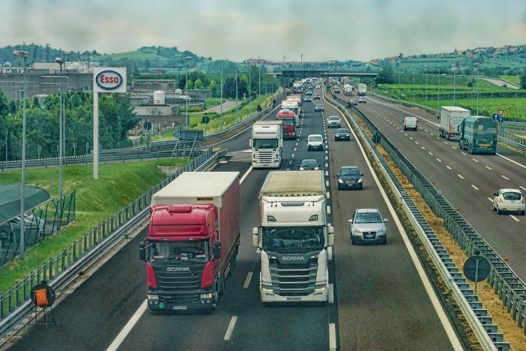 Boris Johnson a kelet-európai kamionsofőröket hibáztatja