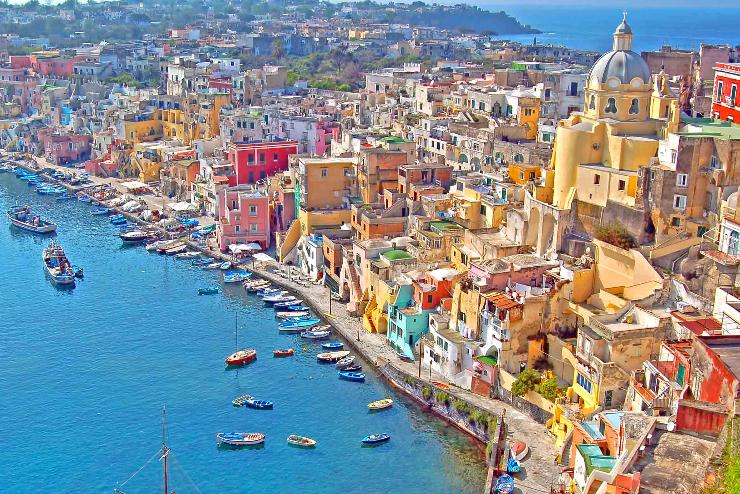 Egy olasz szigeten már beoltották a teljes felnőtt lakosságot