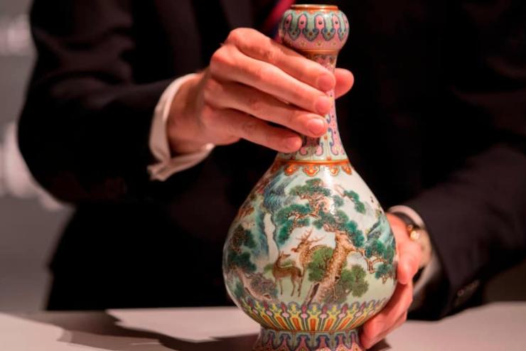 Csaknem 3 milliárd forintnak megfelelő összegért kelt el egy kínai porcelán váza