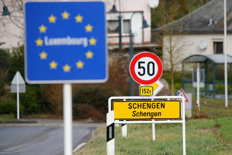 Uniós biztos: július elejétől fokozatosan meg lehet nyitni az EU külső határait