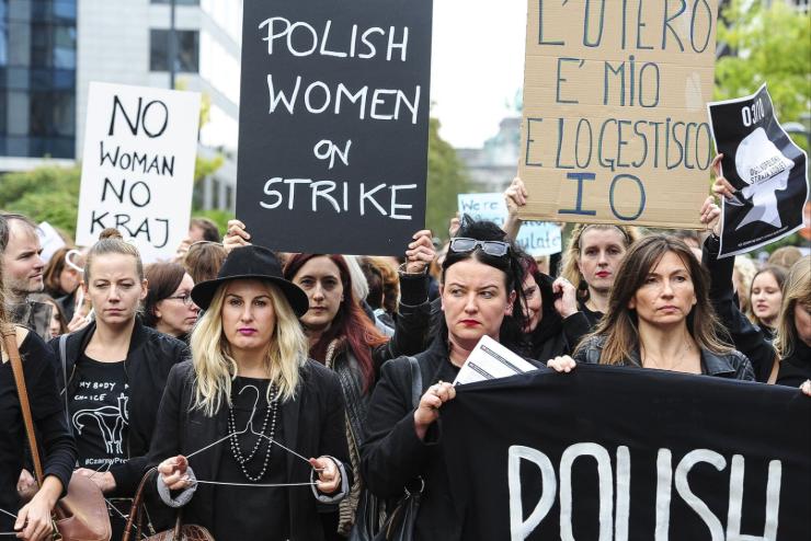Szzezrek tntettek Varsban az abortuszszablyzs ellen